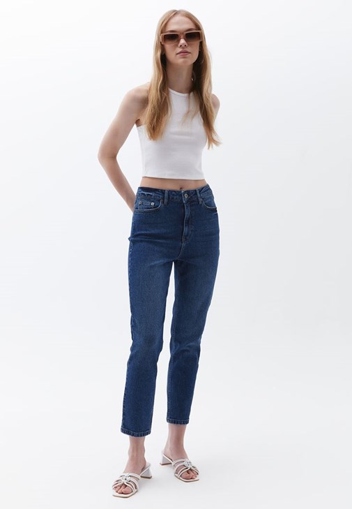 Halter Yaka Crop Atlet ve Denim Şort Kombini