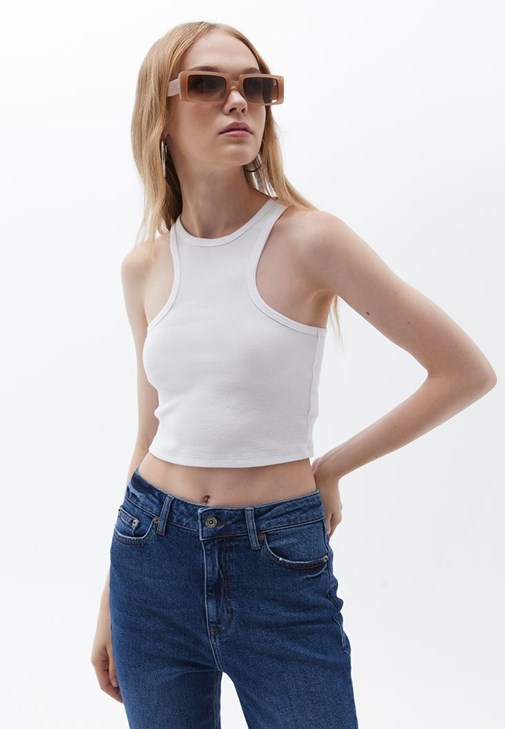 Halter Yaka Crop Atlet ve Denim Şort Kombini