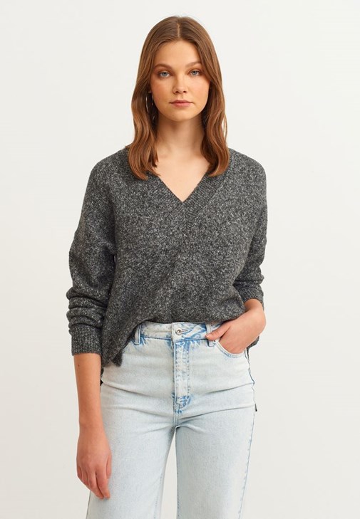  V Yaka Triko Kazak ve Boot-Cut Denim Pantolon Kombini