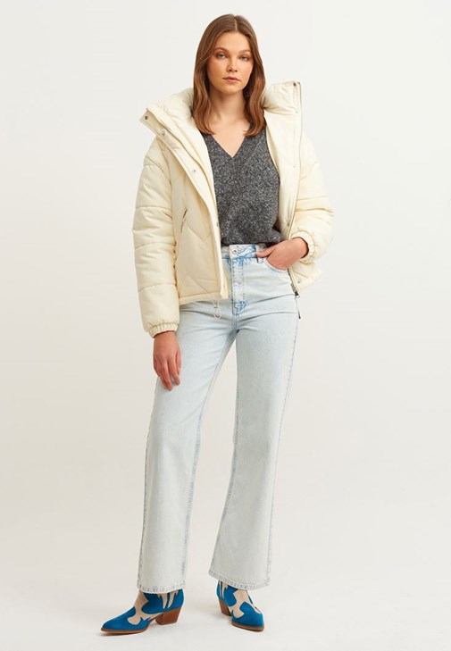  V Yaka Triko Kazak ve Boot-Cut Denim Pantolon Kombini