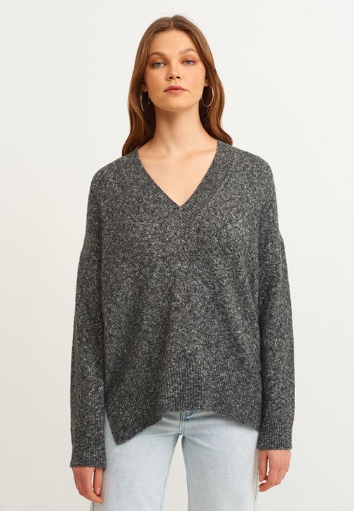 V Yaka Triko Kazak ve Boot-Cut Denim Pantolon Kombini