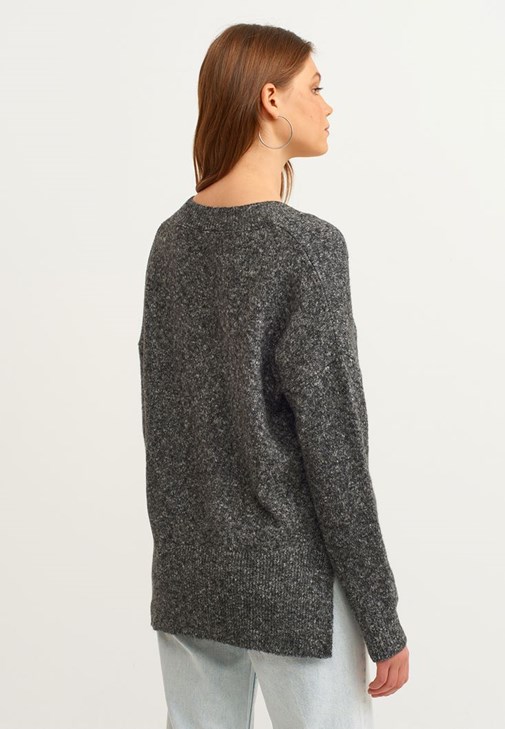  V Yaka Triko Kazak ve Boot-Cut Denim Pantolon Kombini