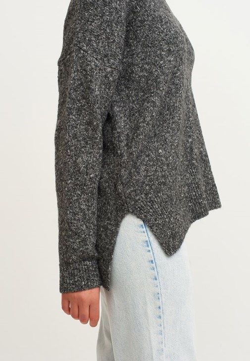  V Yaka Triko Kazak ve Boot-Cut Denim Pantolon Kombini