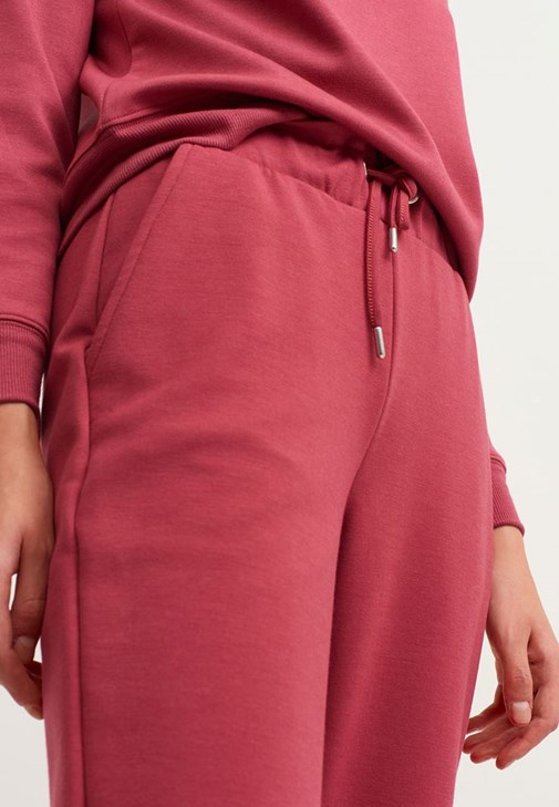 Carrot-Fit Sweat Pantolon ve Yüksek Yakalı Sweatshirt Kombini