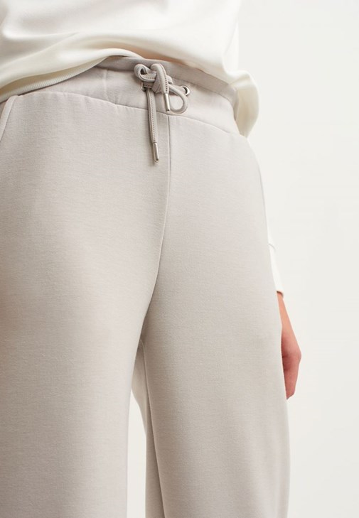 Kapüşonlu Mont ve Jogger Pantolon Kombini 