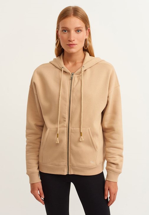 Fermuarlı Sweatshirt ve Yıldız Detaylı Sneaker Kombini