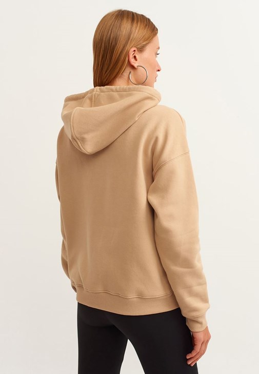 Fermuarlı Sweatshirt ve Yıldız Detaylı Sneaker Kombini