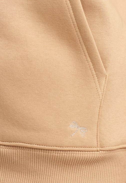 Fermuarlı Sweatshirt ve Yıldız Detaylı Sneaker Kombini