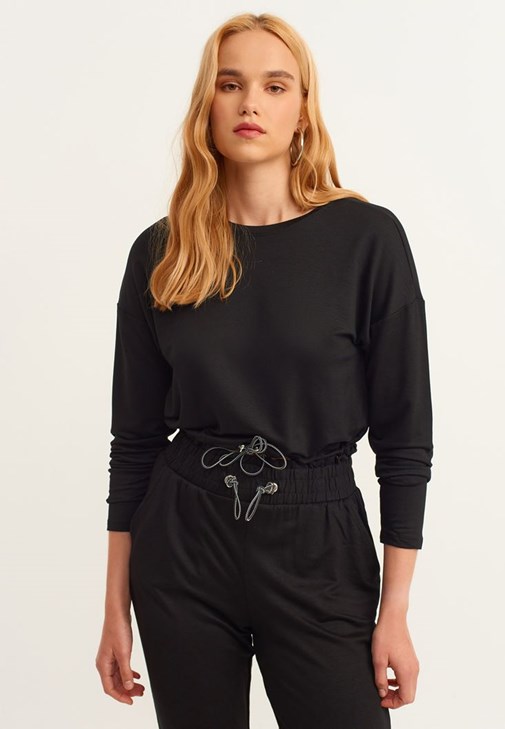  Sıfır Yaka Sweatshirt ve Bel Detaylı Pantolon Kombini
