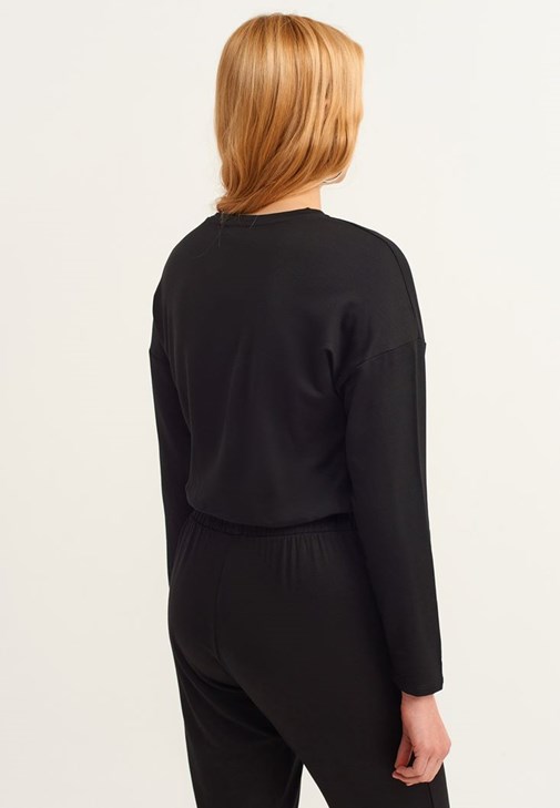  Sıfır Yaka Sweatshirt ve Bel Detaylı Pantolon Kombini