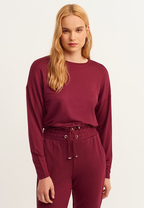  Sıfır Yaka Sweatshirt ve Carrot-Fit Pantolon Kombini