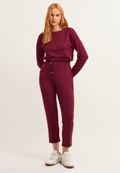  Sıfır Yaka Sweatshirt ve Carrot-Fit Pantolon Kombini