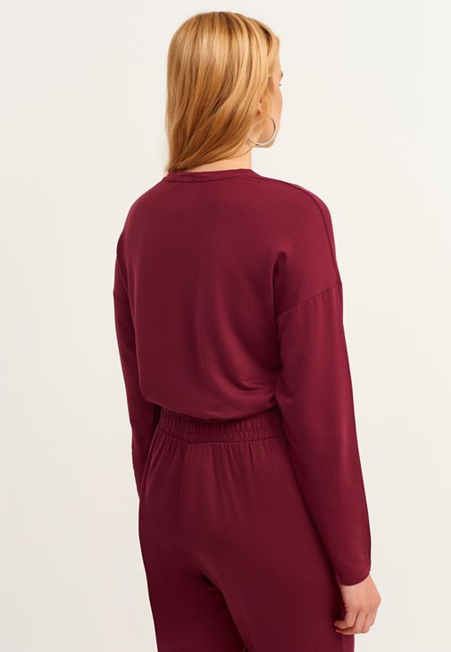  Sıfır Yaka Sweatshirt ve Carrot-Fit Pantolon Kombini
