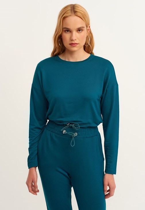 Carrot-Fit Pantolon ve Sıfır Yaka Sweatshirt Kombini