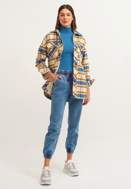 Lastikli Denim Jogger ve Ekoseli Gömlek Ceket Kombini