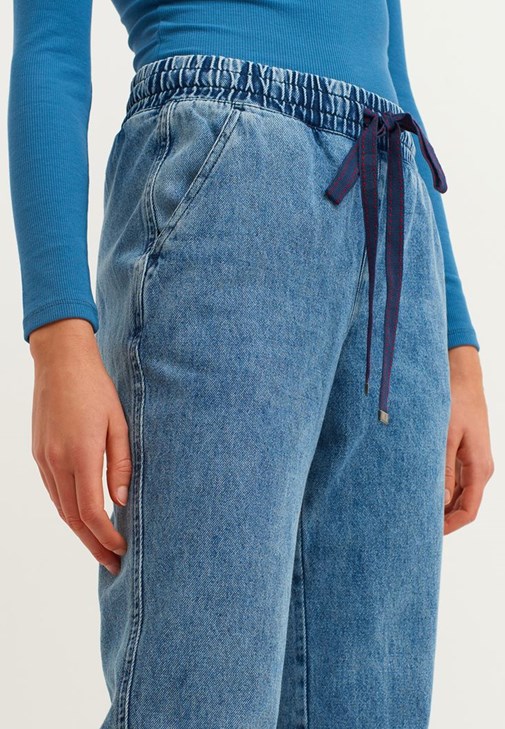 Lastikli Denim Jogger ve Ekoseli Gömlek Ceket Kombini