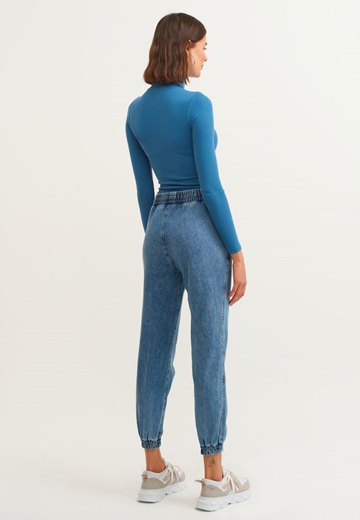 Lastikli Denim Jogger ve Ekoseli Gömlek Ceket Kombini