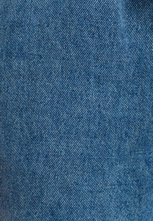Lastikli Denim Jogger ve Ekoseli Gömlek Ceket Kombini