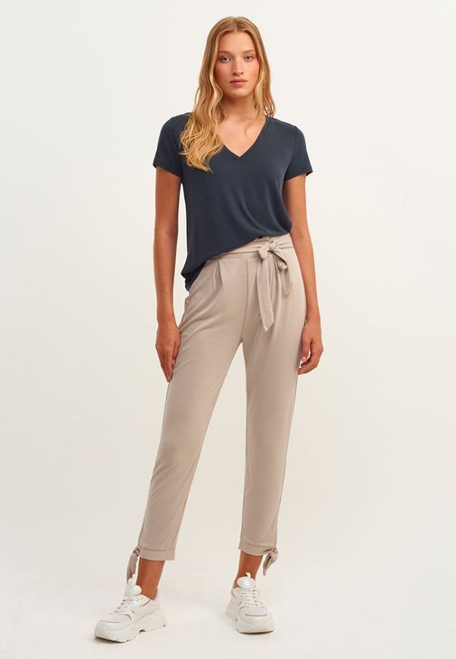 Soft-Touch V Yaka Tişört ve Jogger Pantolon Kombini