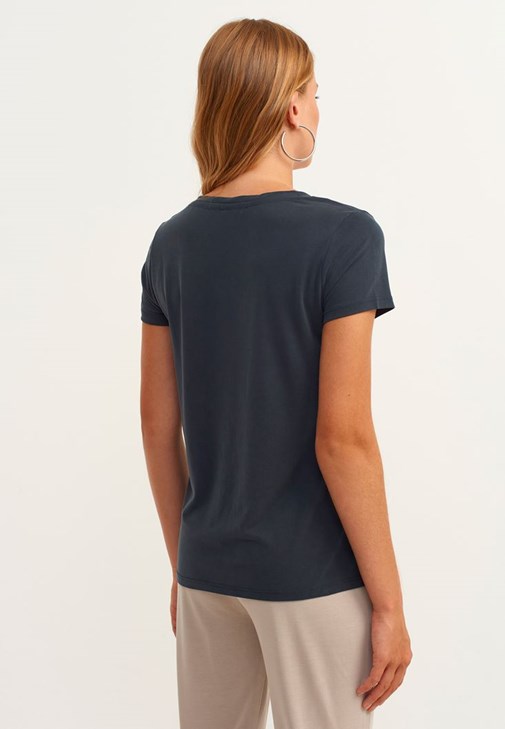 Soft-Touch V Yaka Tişört ve Jogger Pantolon Kombini