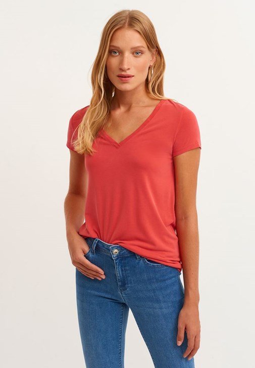 Soft-Touch V Yaka Tişört ve Push-Up Skinny Pantolon Kombini