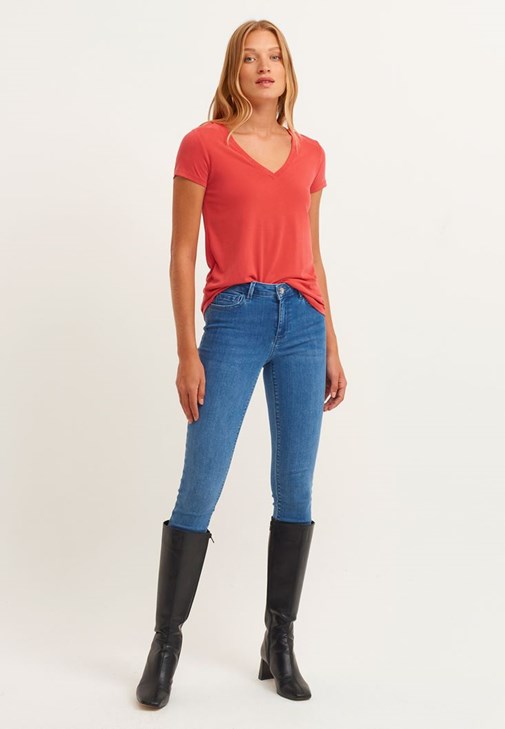 Soft-Touch V Yaka Tişört ve Push-Up Skinny Pantolon Kombini