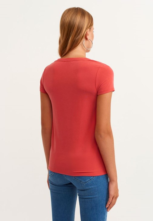 Soft-Touch V Yaka Tişört ve Push-Up Skinny Pantolon Kombini
