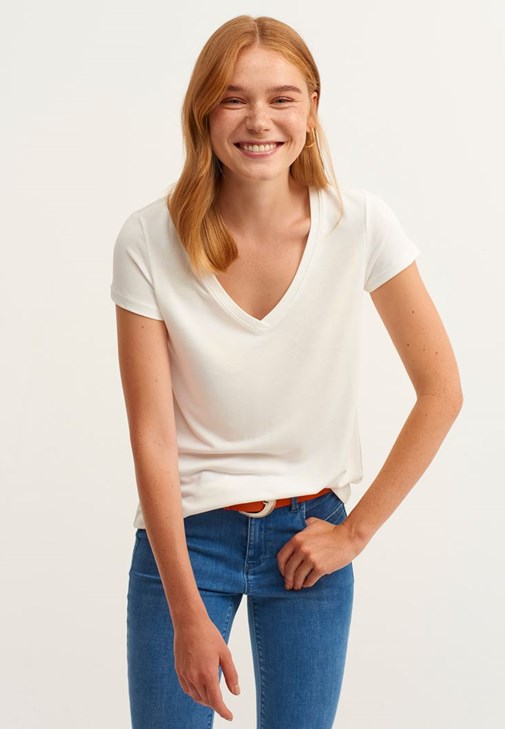 Soft-Touch V Yaka Tişört ve Skinny Pantolon Kombini