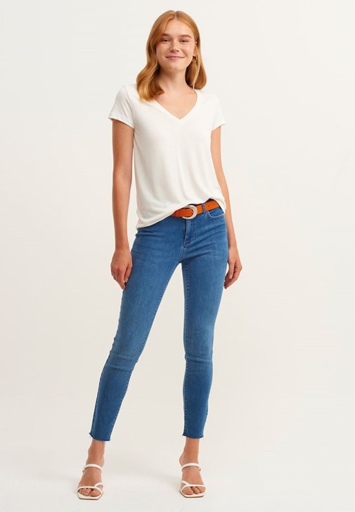 Soft-Touch V Yaka Tişört ve Skinny Pantolon Kombini