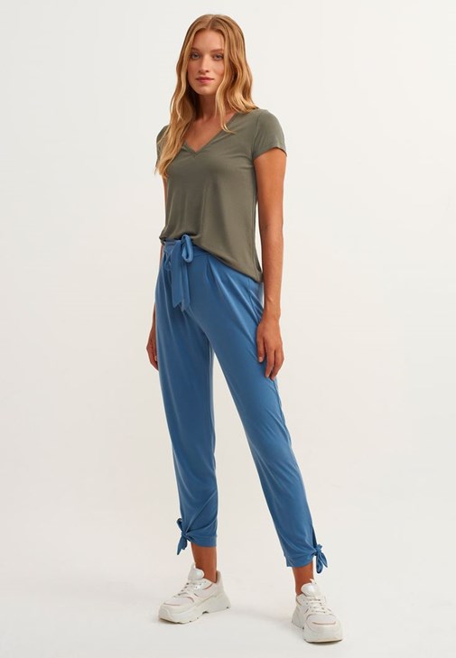  Mom Fit Pantolon ve V Yaka Tişört Kombini