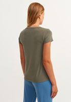  Mom Fit Pantolon ve V Yaka Tişört Kombini