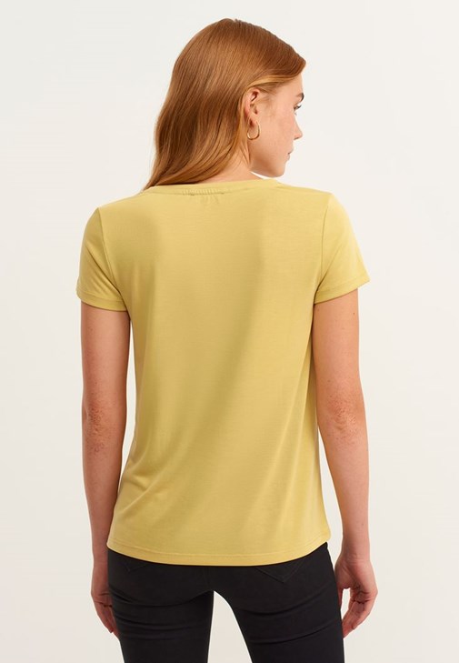 Soft-Touch V Yaka Tişört ve Toparlayıcı Skinny Pantolon Kombini