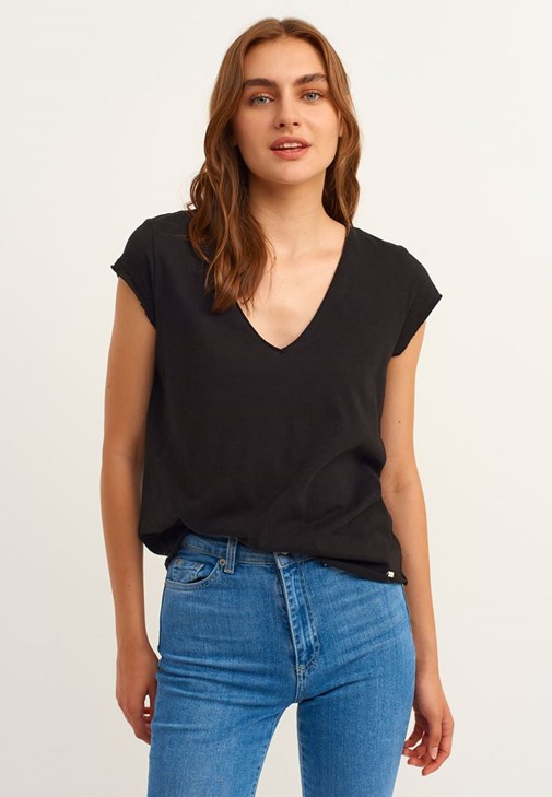 Pamuklu V-Neck Tişört ve Yüksek Bel Pantolon Kombini