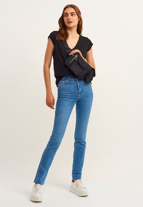 Pamuklu V-Neck Tişört ve Yüksek Bel Pantolon Kombini