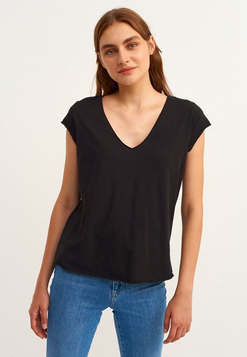 Pamuklu V-Neck Tişört ve Yüksek Bel Pantolon Kombini