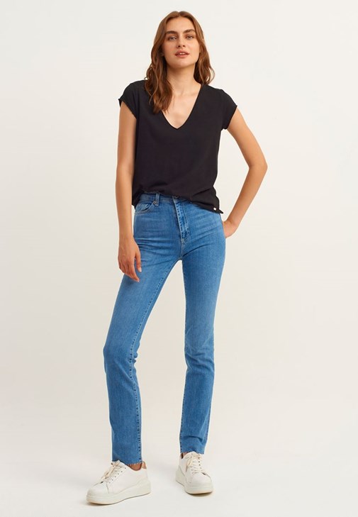 Pamuklu V-Neck Tişört ve Yüksek Bel Pantolon Kombini
