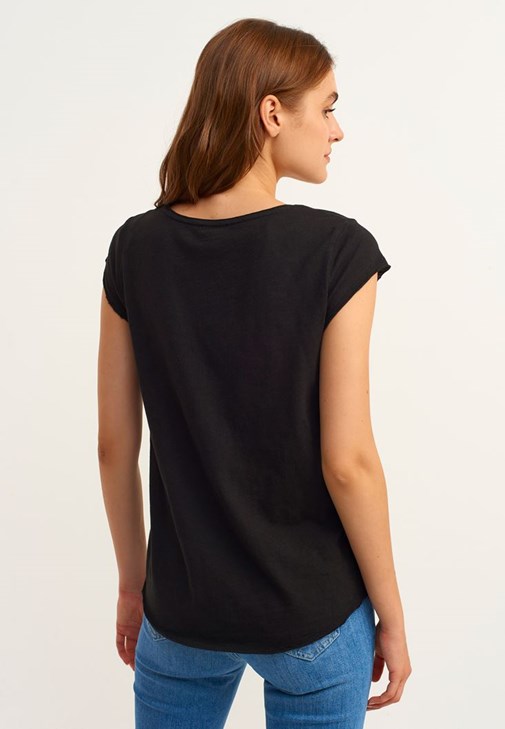 Pamuklu V-Neck Tişört ve Yüksek Bel Pantolon Kombini