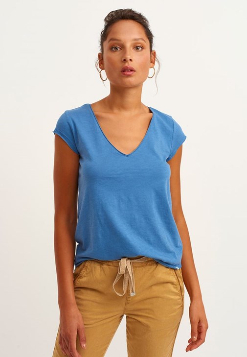 V-Neck Tişört ve Bağcıklı Pantolon Kombini
