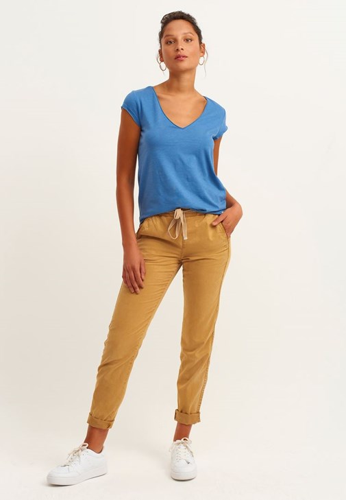 V-Neck Tişört ve Bağcıklı Pantolon Kombini