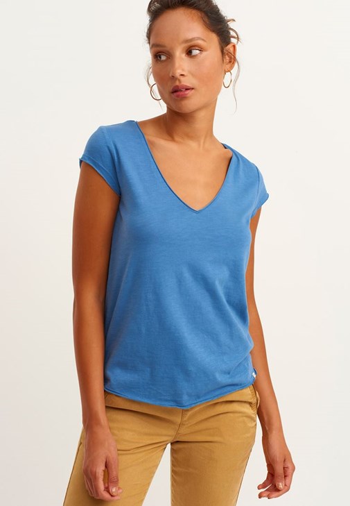 V-Neck Tişört ve Bağcıklı Pantolon Kombini