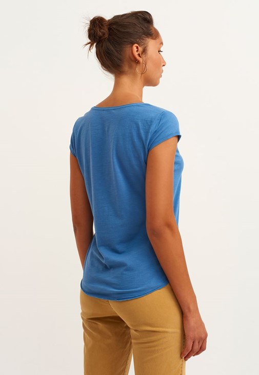 V-Neck Tişört ve Bağcıklı Pantolon Kombini