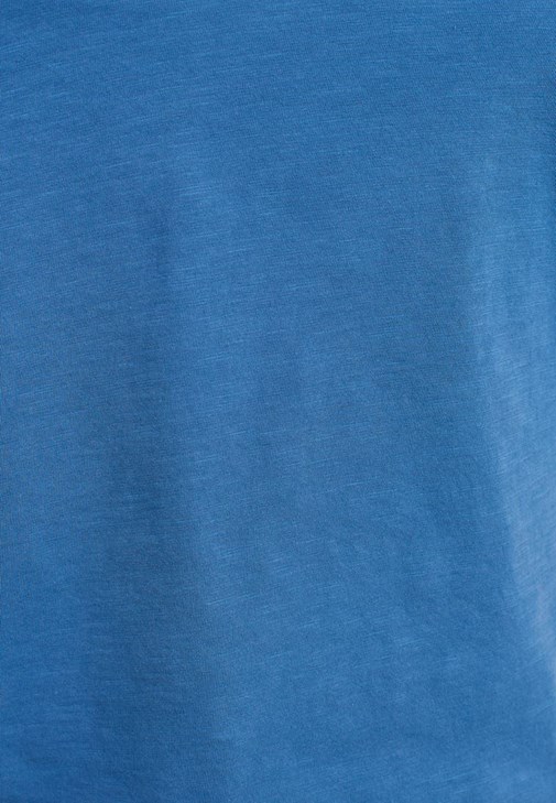 V-Neck Tişört ve Bağcıklı Pantolon Kombini