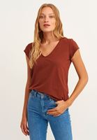 Pamuklu Tişört ve Slim-Fit Denim Pantolon Kombini
