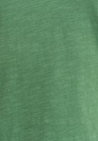 V-Neck Tişört ve Slim-Fit Denim Pantolon Kombini