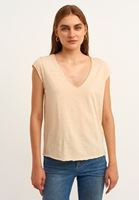 Pamuklu V-Neck Tişört ve Jean Pantolon Kombini