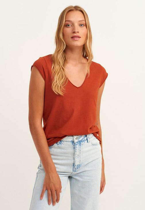 Pamuklu V-Neck Tişört ve Bağcıklı Pantolon Kombini