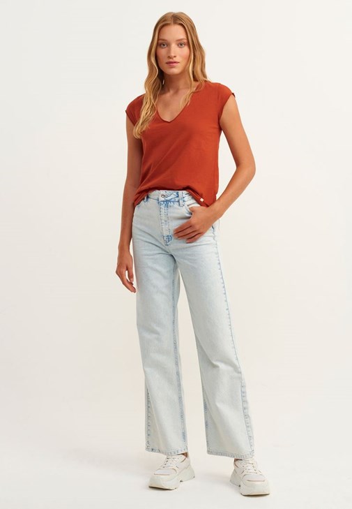 Pamuklu V-Neck Tişört ve Bağcıklı Pantolon Kombini