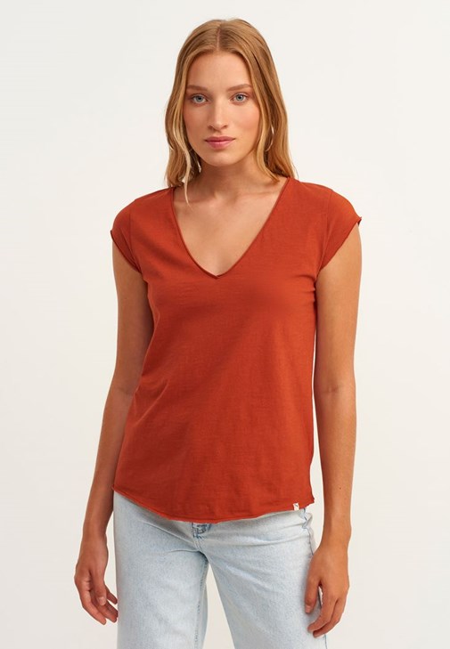 Pamuklu V-Neck Tişört ve Bağcıklı Pantolon Kombini