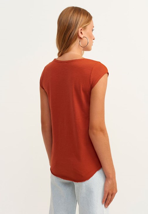 Pamuklu V-Neck Tişört ve Bağcıklı Pantolon Kombini