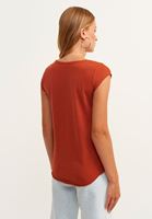 Pamuklu V-Neck Tişört ve Bağcıklı Pantolon Kombini